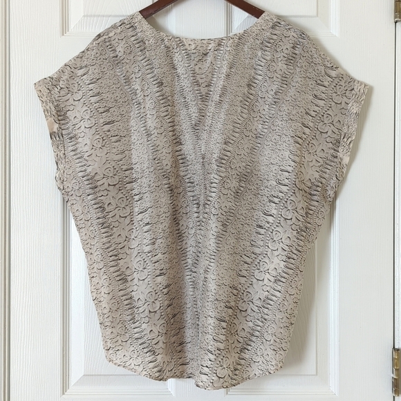 CAbi 100% Silk Printed Round Neck Drop Shoulder Short Sleeve Blouse Beige Gray M - Picture 9 of 10